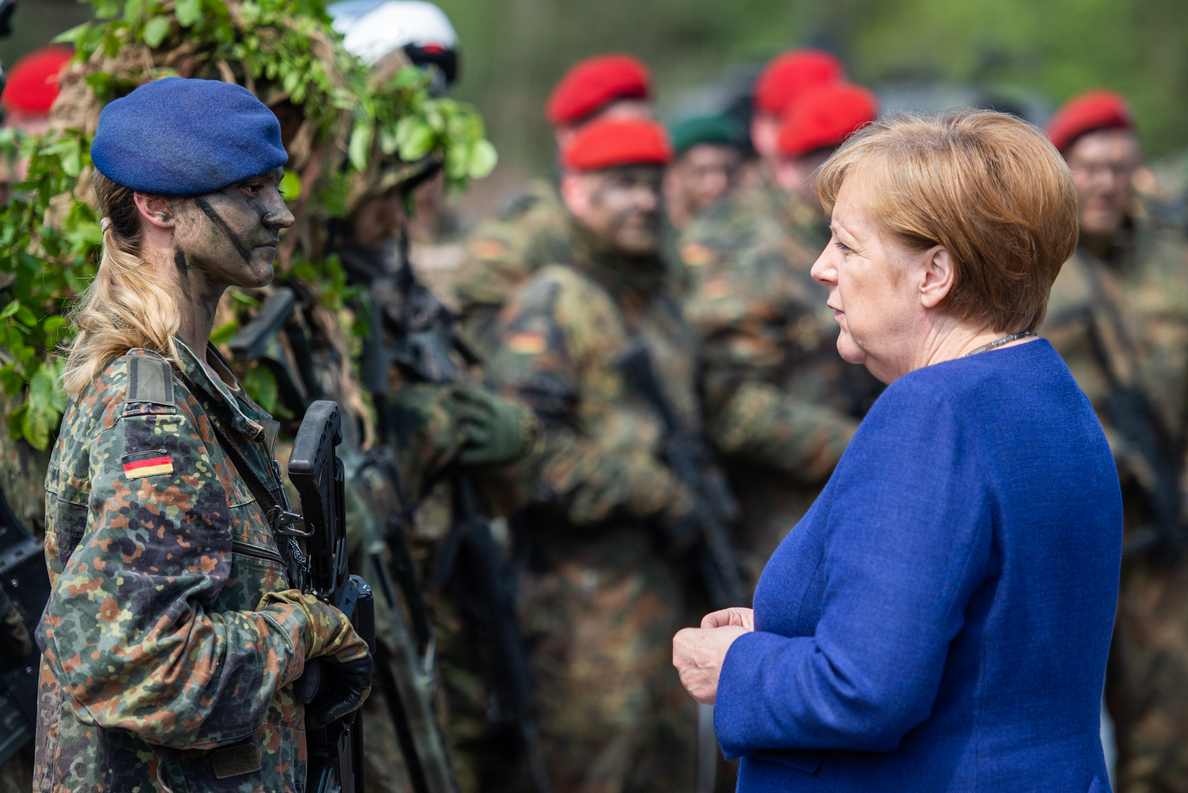 Merkel visita a la fuerza de reacción rápida de la OTAN en Alemania