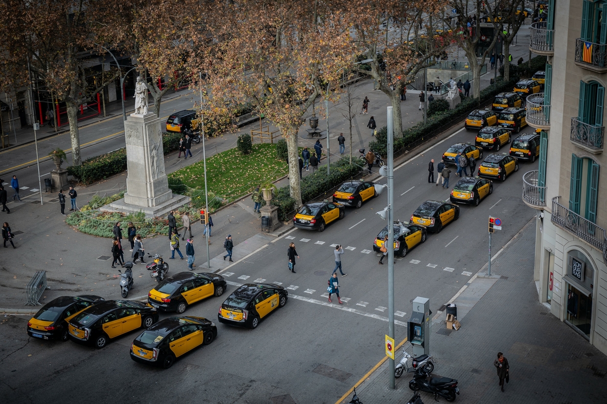 Taxistas de Barcelona piden acabar «de una vez» el conflicto de los VTC con el nuevo reglamento del AMB