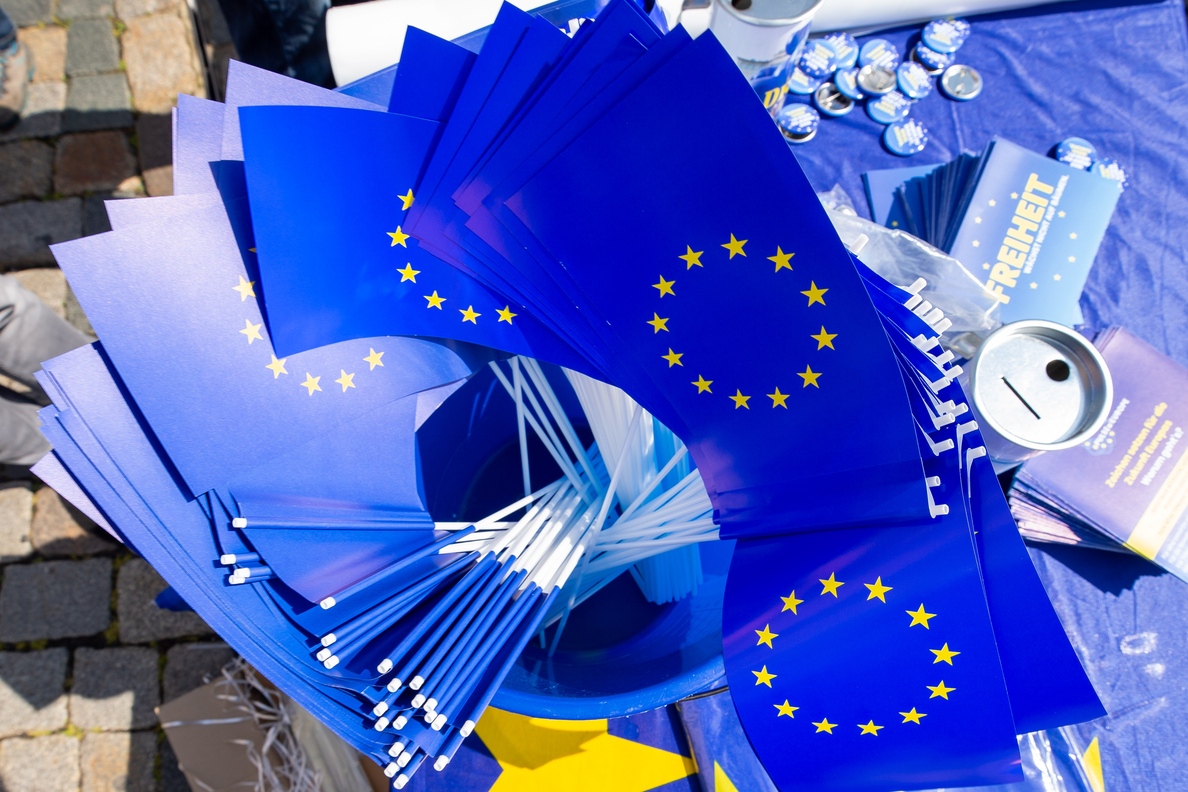 Los europeos acuden a las urnas para elegir una Eurocámara en la que rivalizarán europeístas y populistas