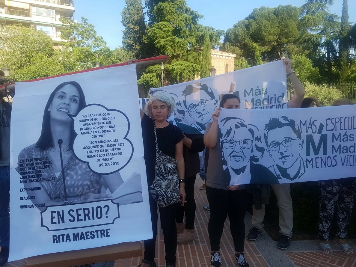 Sindicato de Inquilinas protestan silenciosamente en acto de la plataforma de Carmena: «Más Madrid, más desahucios»