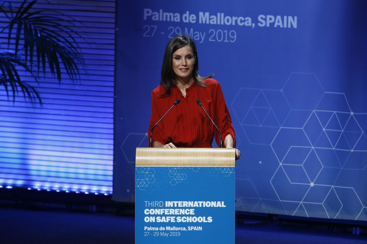 La Reina Letizia dice en Palma que promover la seguridad en el acceso a la educación «es responsabilidad de todos»