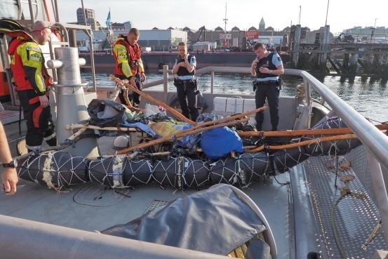 Rescatado un migrante en aguas holandesas a bordo de una lancha hecha de basura