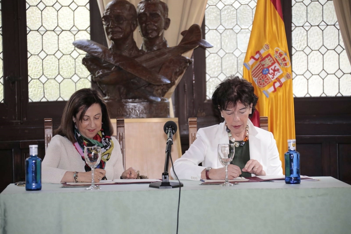 Las ministras Robles y Celaá firman un protocolo para que miembros de las Fuerzas Armadas puedan obtener un título de FP