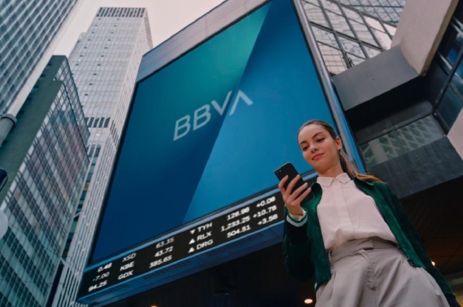 BBVA actualiza su nueva marca en 1.000 edificios de todo el mundo