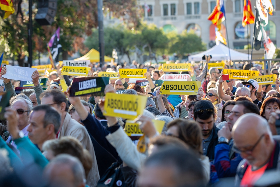 Miles de personas empiezan a concentrarse en Barcelona por el final del juicio del »procés»