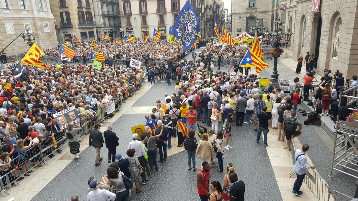 Colau propondrá restituir el lazo amarillo en la fachada del Ayuntamiento de Barcelona
