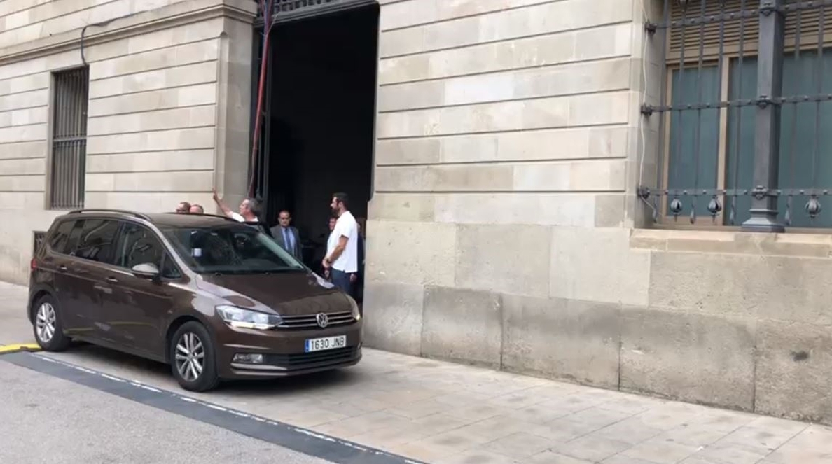 Forn sale del Ayuntamiento de Barcelona para volver a la cárcel y no cruza Sant Jaume hasta la Generalitat