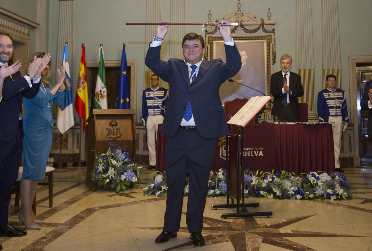 Gabriel Cruz (PSOE) toma posesión como alcalde de Huelva en su segundo mandato