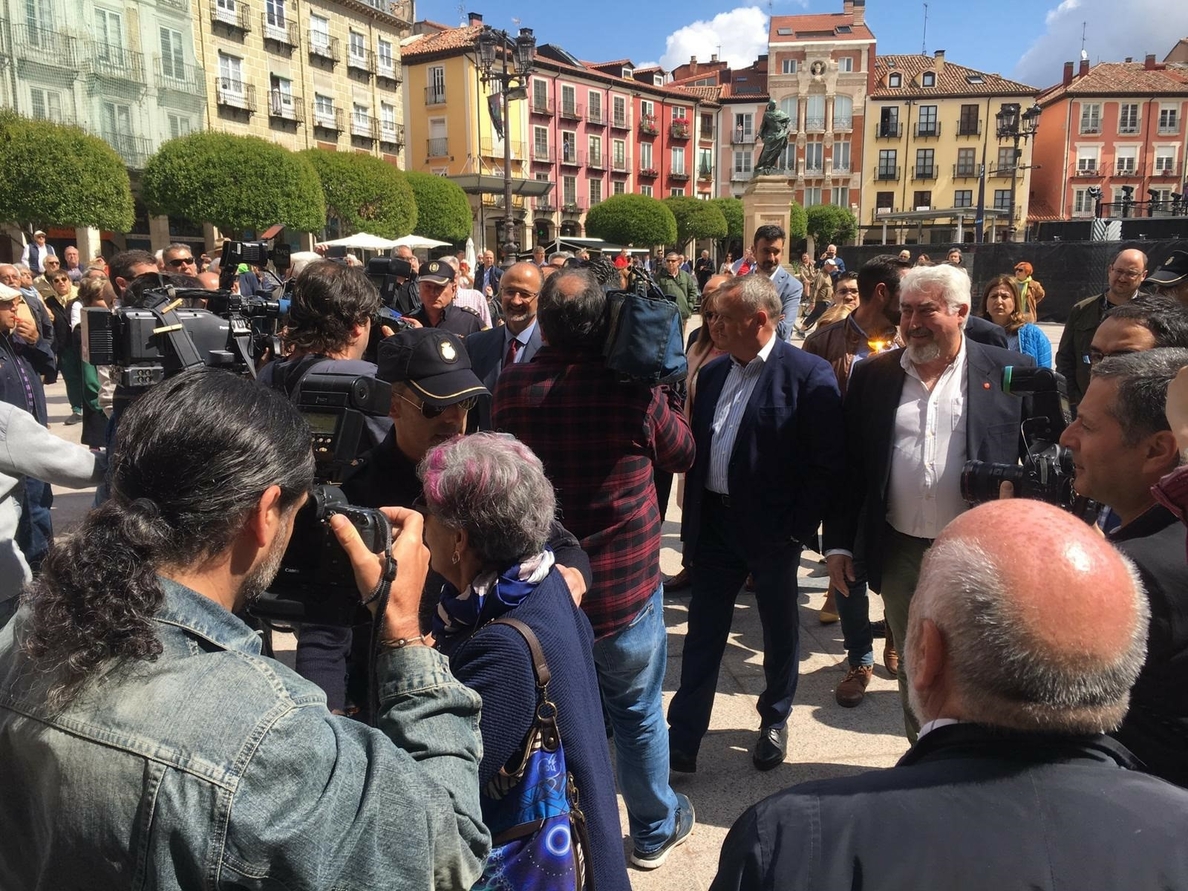 Los concejales de Cs en Burgos llegan escoltados al Ayuntamiento y ante gritos de «fuera, fuera»