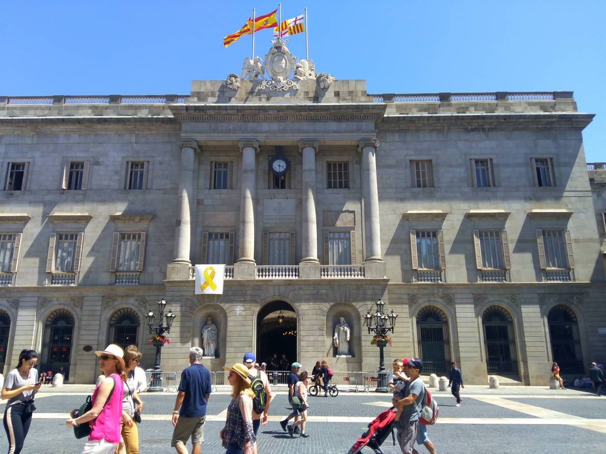 El Ayuntamiento de Barcelona vuelve a colocar el lazo amarillo en la fachada