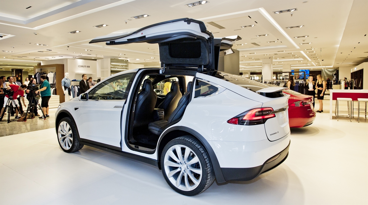 Tesla convierte a sus vehículos en videoconsolas mientras cargan la batería