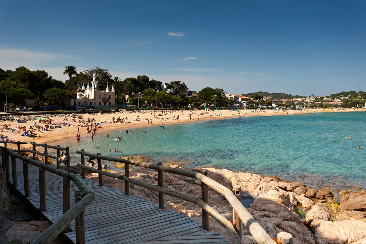 Los españoles gastarán casi 1.200 euros estas vacaciones, un 4% menos que en 2018, según un estudio