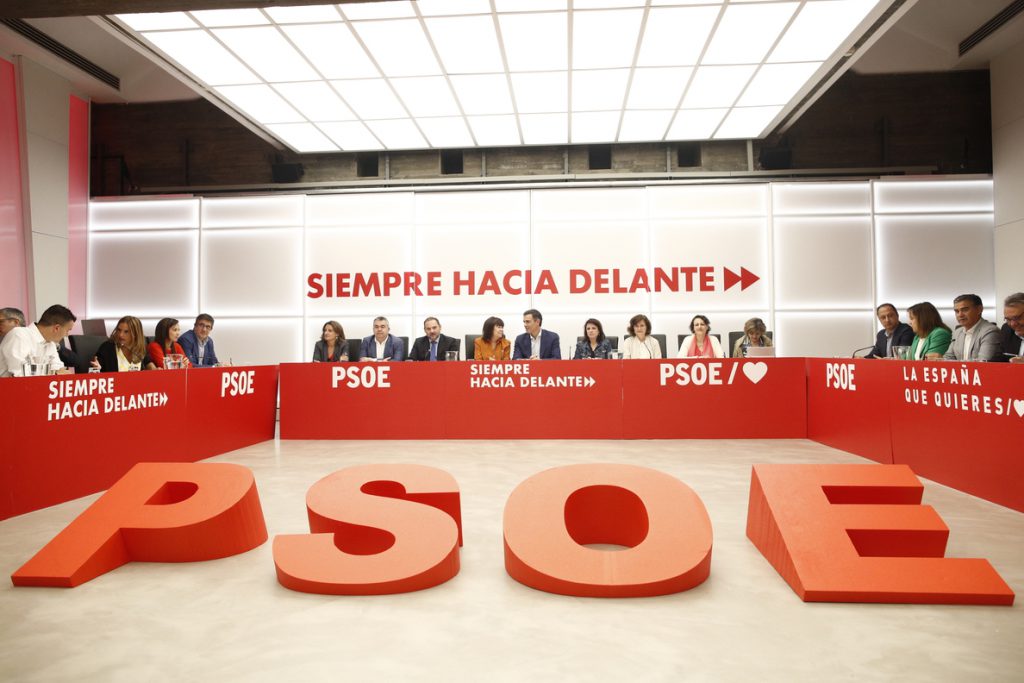 El PSOE reitera sus promesas de subir pensiones con el IPC, más progresividad en impuestos y un ingreso mínimo