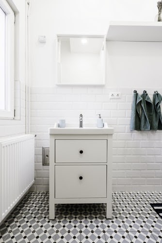 Cómo poner accesorios de baño sin taladrar
