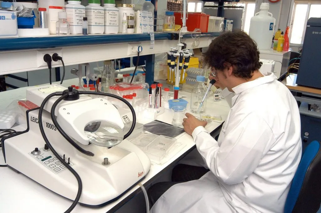 Sanidad realiza un estudio sobre la incidencia de la COVID-19 en personas con VIH en tratamiento antiretroviral