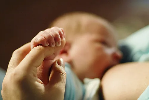 Los pediatras recomiendan el mantenimiento de la lactancia en madres positivas para SARS-COV-2