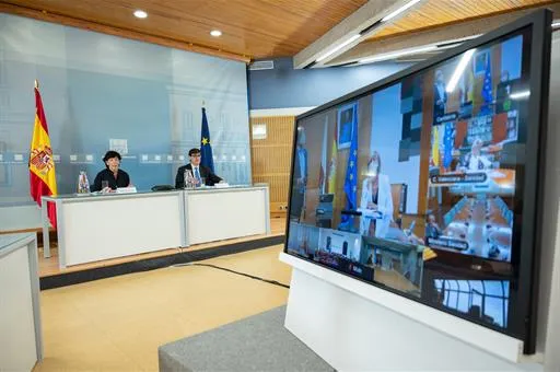 Gobierno y Comunidades pactan eximir del máster para ejercer la docencia durante la pandemia para facilitar la contratación de profesores