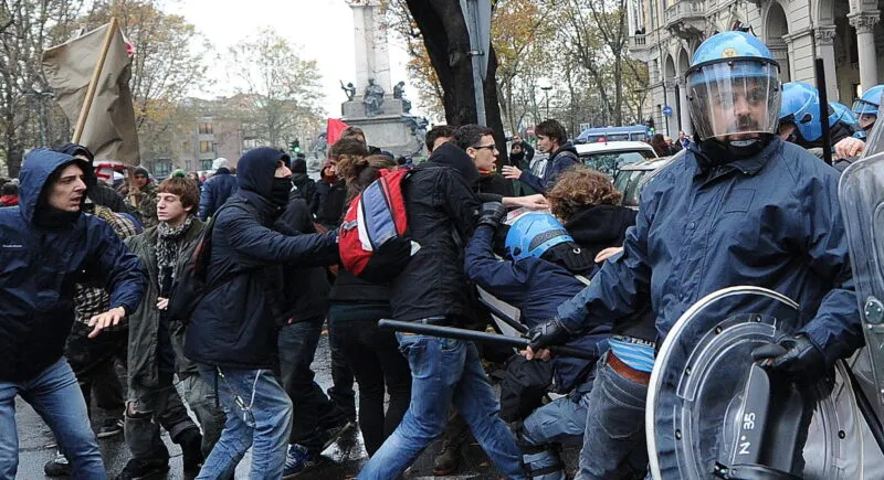 Duras protestas en varias ciudades italianas contra las restricciones del Gobierno frente al coronavirus