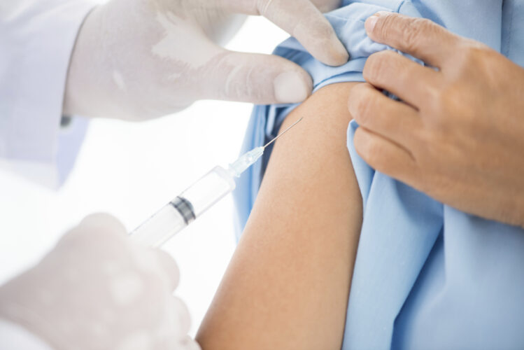 Plan de vacunación en tres etapas: ancianos en residencias y sanitarios los primeros en recibir la vacuna desde enero
