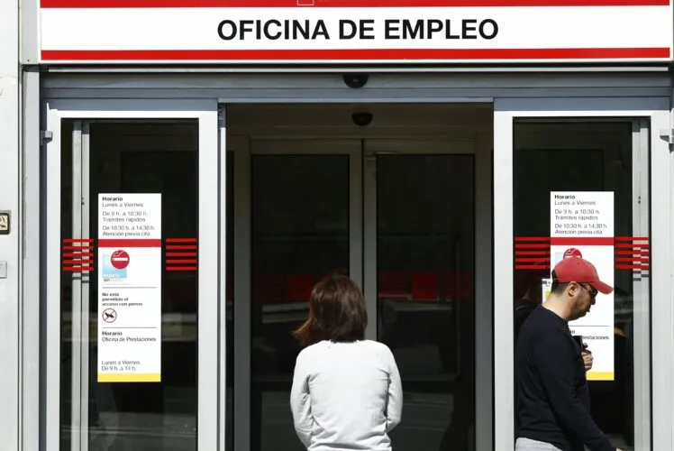 El paro desciende en 43.727 personas en diciembre y se sitúa en los 2.837.653, la cifra más baja desde 2007