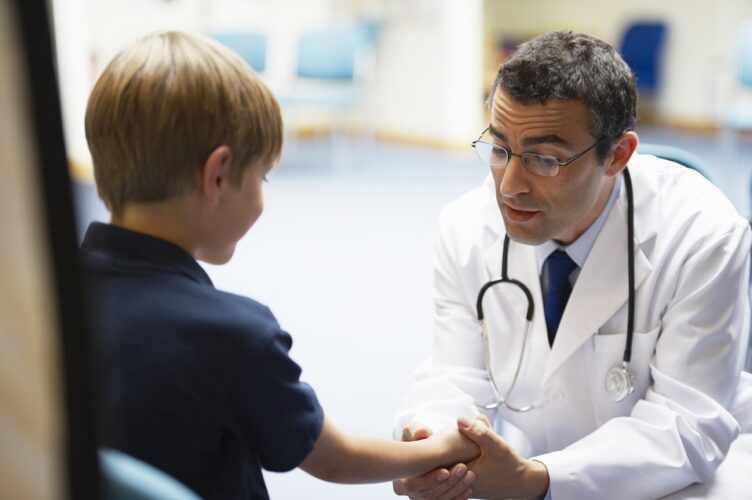 Los pediatras advierten de la poca visibilidad del paciente pediátrico durante esta pandemia