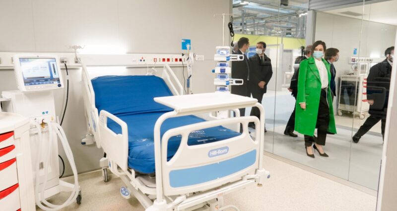 Ayuso inaugura el hospital Isabel Zendal con polémica por la falta de médicos y accidentes en las obras