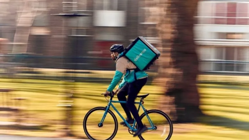 Los 748 ‘riders’ de Deliveroo son falsos autónomos: la compañía pierde su macrojuicio en Barcelona