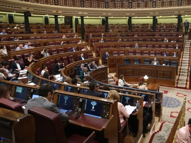 Luz verde a la Ley de Eutanasia, que supera el último trámite en el Congreso con 202 votos a favor y 141 en contra