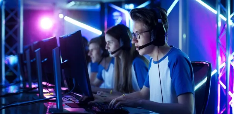 Hijos Gamers, Youtubers y TikTokers:  ¿profesiones con futuro o moda pasajera?