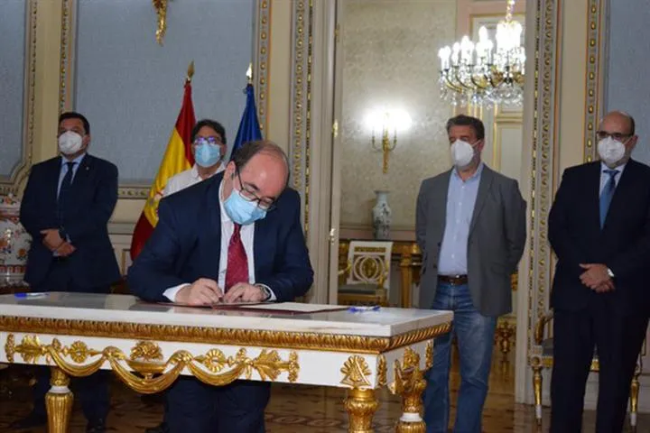 Iceta reconoce que siente «mucho» dejar su ministerio en la toma de posesión y recuerda a Samuel Luiz: «Fue víctima del odio y la homofobia»