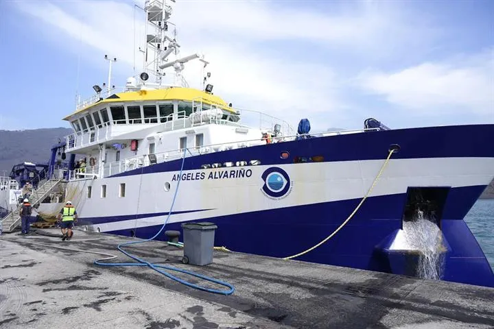 El buque ‘Ángeles Alvariño’ ya colabora con el barco cisterna que trabaja para abastecer de agua a las plataneras de La Palma