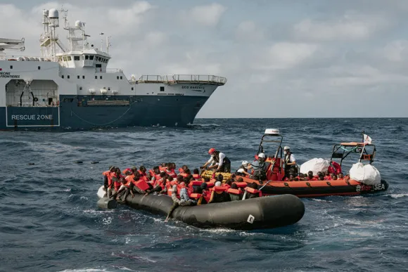 Casi 400 personas rescatadas en menos de dos días en el Mediterráneo central: «Los Estados costeros cercanos se niegan a asumir cualquier responsabilidad»