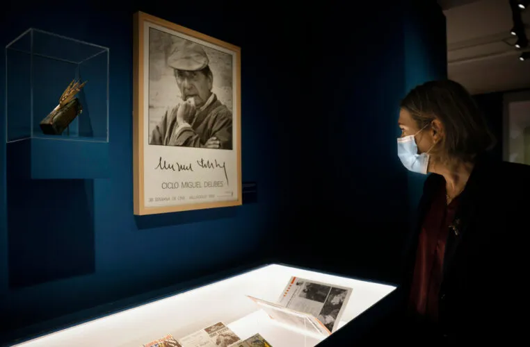‘Más allá de las novelas. Delibes, el cine y el teatro’, invita a conocer el legado del autor a través de una exposición