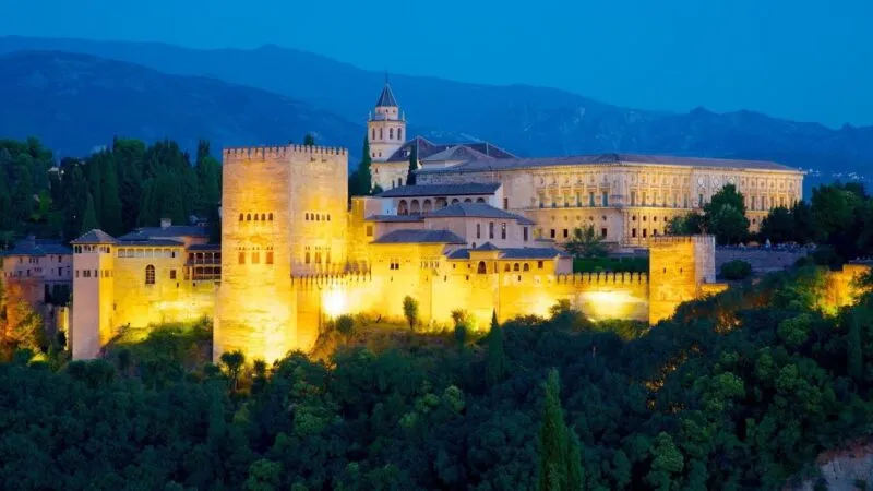 Granada, Madrid y Sevilla son consideradas las ciudades más románticas de España