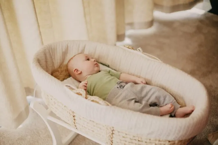 Decora la habitación de tu bebé con un moisés elegante