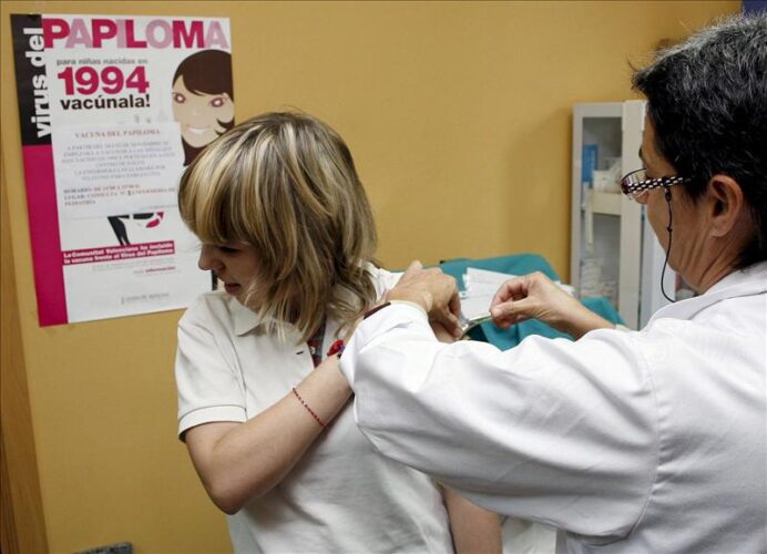 La vacuna frente al VPH previene hasta un 90% de tumores de cuello de útero