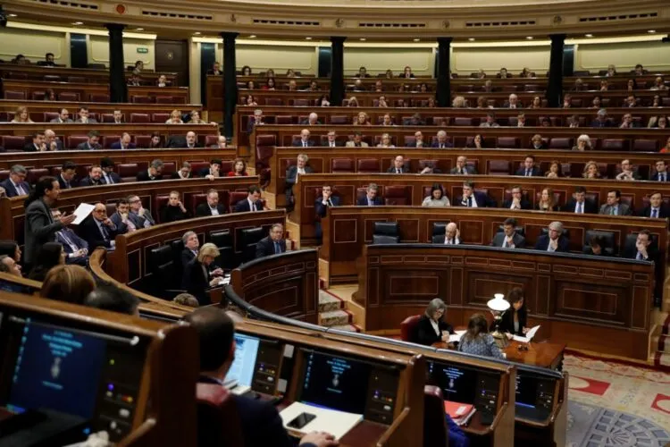 Activistas climáticos pegan sus manos a los micrófonos del Congreso de los Diputados