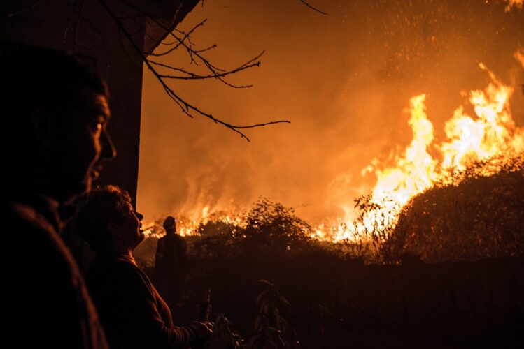 El incendio de Vall d’Ebo arrasa 9500 hectáreas y el viento dificulta las tareas de extinción