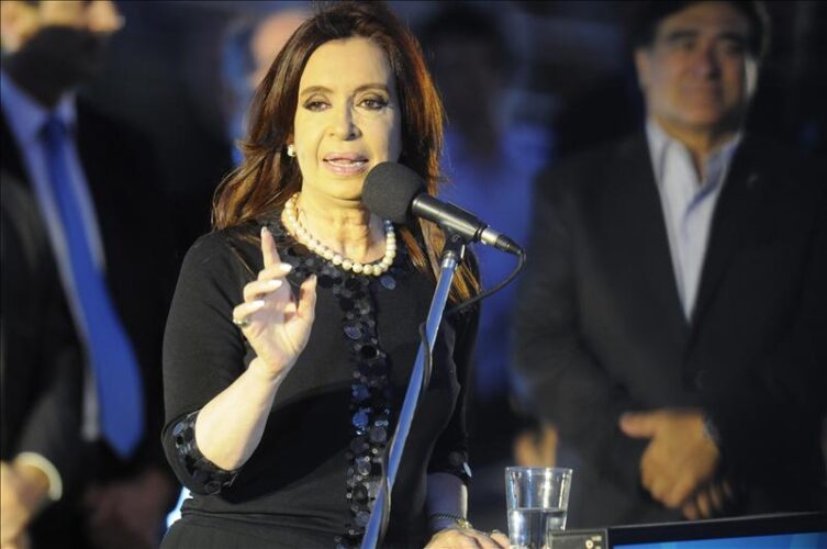 Un hombre intenta disparar a Cristina Fernández de Kirchner: el agresor ya ha sido detenido