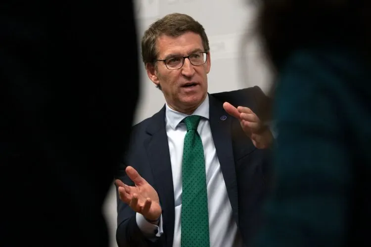 Feijóo acusa a Sánchez de una deriva hacia «regímenes totalitarios» y de generar «fake news»