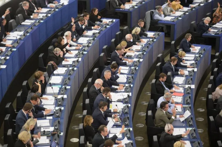 Ucrania: el PE pide acelerar el envío de armas y reforzar los arsenales de la UE