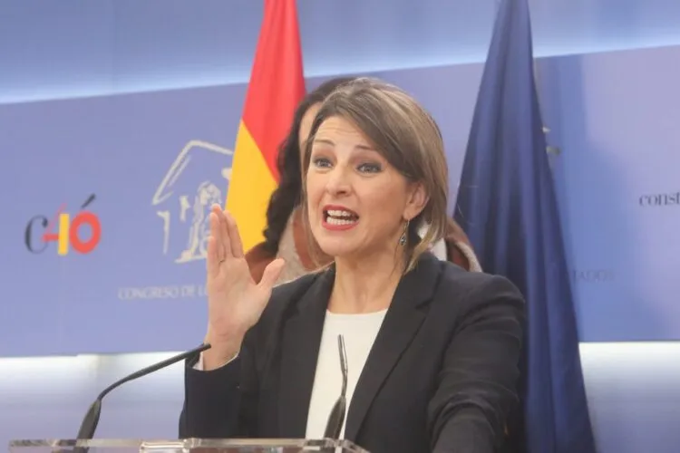 Yolanda Díaz: «No solo no se debe recortar la protección por desempleo sino que hay que avanzar y revertir recortes del pasado»