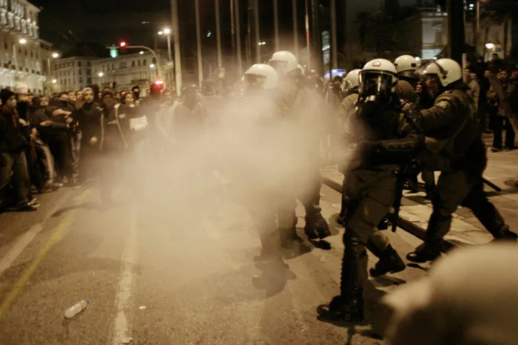 Más de 300 detenidos en las protestas de Francia contra la reforma de las pensiones