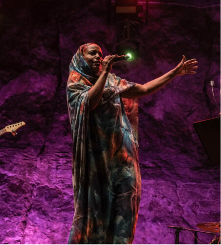 La cantante Aziza Brahim, conocida como La voz del Sáhara, presenta en Condeduque su proyecto Nomadablues