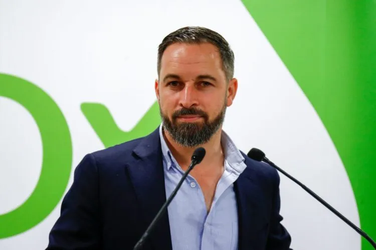 La Junta Electoral ordena retirar la lona de Vox contra la bandera LGTBI, el independentismo o el feminismo