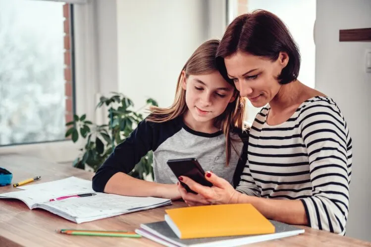 En verano aumenta un 66% el uso de aplicaciones educativas. ¿Qué beneficios tienen para los menores?