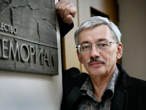 Oleg Orlov, defensor de los derechos dumanos, juzgado por “desacreditar” al ejército ruso