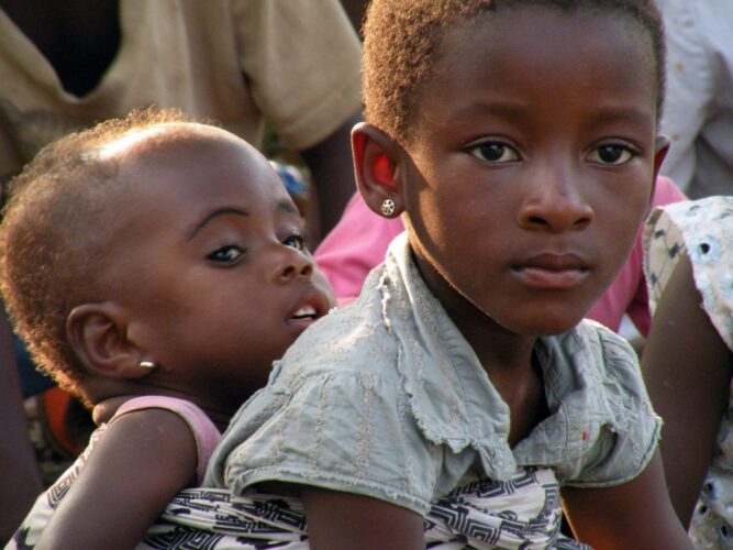 Miles de niños y niñas desplazados en medio de los ataques armados en Mozambique