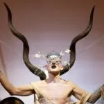 El sudafricano Steven Cohen presenta su instalación performativa ‘Boudoir’