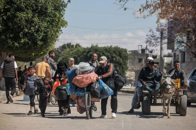Miles de personas se ven obligadas a huir al bloquearse la ayuda en Rafah: alimentos, medicinas y agua bajo mínimos